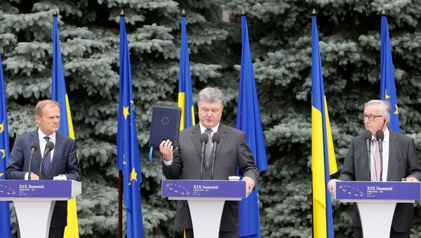 Petró Poroshenko, presidente de Ucrania, Jean-Claude Juncker, presidente de la Comisión Europea, y Donald Tusk, presidente del Consejo Europeo - Sputnik Mundo