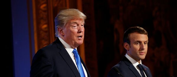 El presidente estadounidense, Donald Trump con su homólogo francés, Emmanuel Macron - Sputnik Mundo