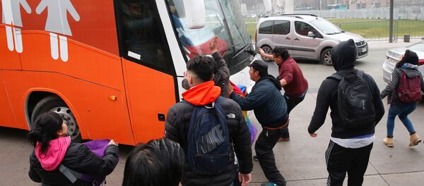 Protesta contra 'bus transfóbico' en Chile - Sputnik Mundo