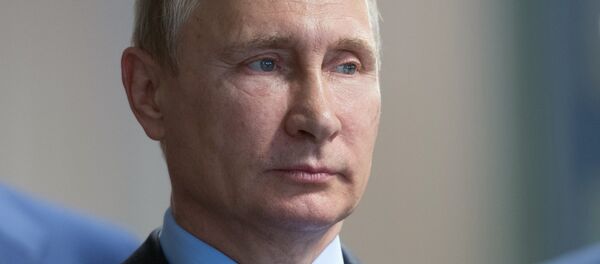 Vladímir Putin, presidente de Rusia, durante la reunión con los empleados de la planta de procesamiento de mineral de hierro Lebedinski - Sputnik Mundo