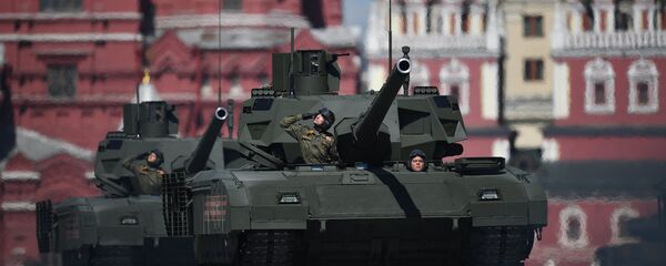 El tanque T-14 Armata durante el ensayo del desfile militar en la Plaza Roja de Moscú, Rusia - Sputnik Mundo