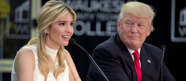 Donald Trump, presidente de EEUU, e Ivanka Trump, su hija - Sputnik Mundo