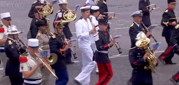 El Ejército francés cierra con Daft Punk el desfile por la fiesta nacional El Ejército francés cierra con Daft Punk el desfile por la fiesta nacional - Sputnik Mundo