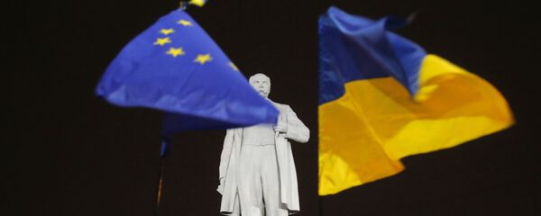 Las banderas de la UE y de Ucrania - Sputnik Mundo