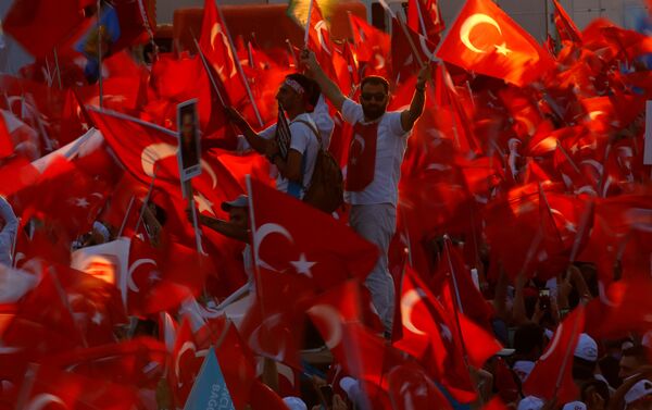 Los partidarios del presidente Recep Tayyip Erdogan - Sputnik Mundo