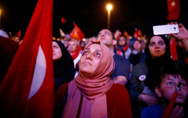 Los partidarios del presidente Tayyip Erdogan - Sputnik Mundo