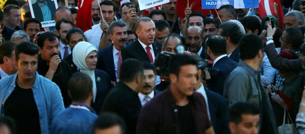 El presidente de Turquía, Recep Tayyip Erdogan, participa en una manifestación con motivo del aniversario de la intentona golpista - Sputnik Mundo