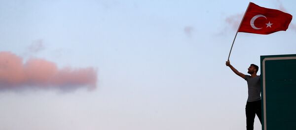 Un hombre con la bandera de Turquía - Sputnik Mundo