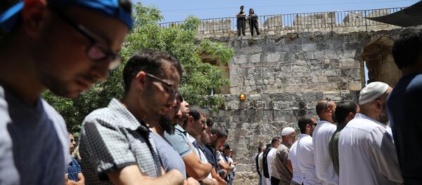 Los palestinos rezan cerca de la Explanada de las Mezquita - Sputnik Mundo