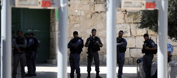 Policías israelíes cerca de los portales con detectores de metales en los accesos a la Explanada de las Mezquitas - Sputnik Mundo