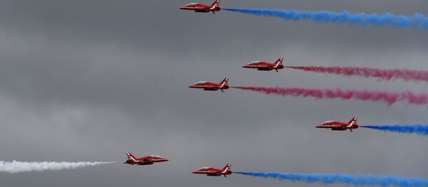 Los Red Arrows de la Real Fuerza Aérea del Reino Unido - Sputnik Mundo