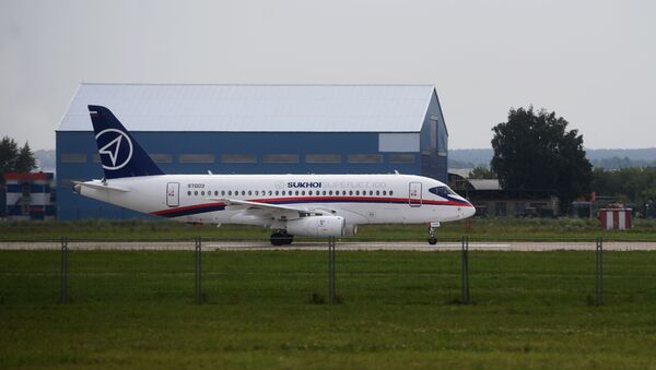Самолет Sukhoi Superjet 100 на полигоне во время подготовки к открытию Международного авиационно-космического салона МАКС-2017 в Жуковском - Sputnik Mundo