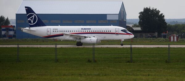 Самолет Sukhoi Superjet 100 на полигоне во время подготовки к открытию Международного авиационно-космического салона МАКС-2017 в Жуковском - Sputnik Mundo