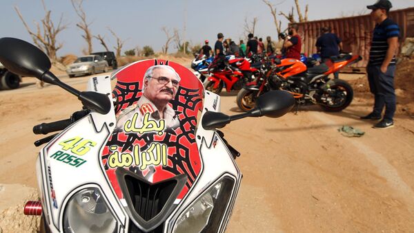 El retrato del comandante del Ejército libio, Jalifa Haftar, en una motocicleta - Sputnik Mundo