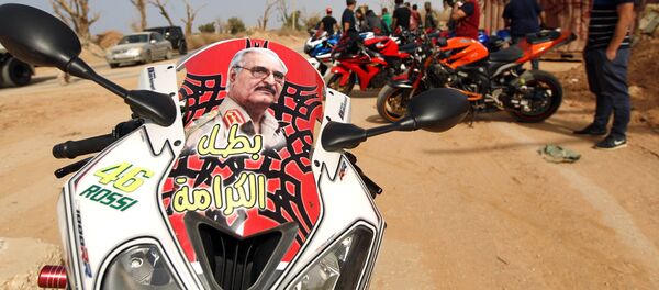 El retrato del comandante del Ejército libio, Jalifa Haftar, en una motocicleta - Sputnik Mundo