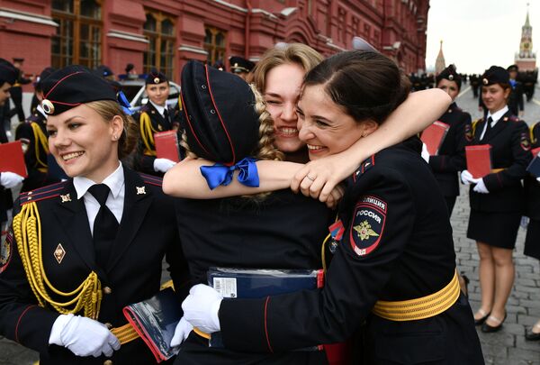Así lucen los recién graduados de la Universidad del Ministerio del Interior en la Plaza Roja Así lucen los recién graduados de la Universidad del Ministerio del Interior en la Plaza Roja - Sputnik Mundo