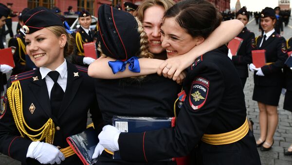 Así lucen los recién graduados de la Universidad del Ministerio del Interior en la Plaza Roja - Sputnik Mundo