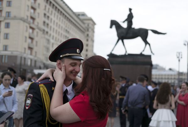 Así lucen los recién graduados de la Universidad del Ministerio del Interior en la Plaza Roja Así lucen los recién graduados de la Universidad del Ministerio del Interior en la Plaza Roja - Sputnik Mundo