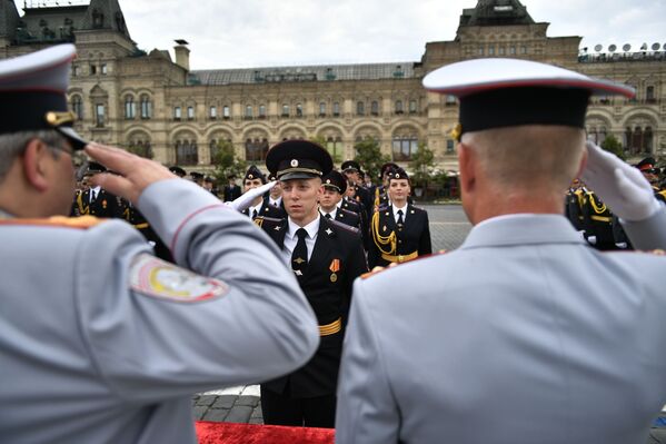 Así lucen los recién graduados de la Universidad del Ministerio del Interior en la Plaza Roja Así lucen los recién graduados de la Universidad del Ministerio del Interior en la Plaza Roja - Sputnik Mundo