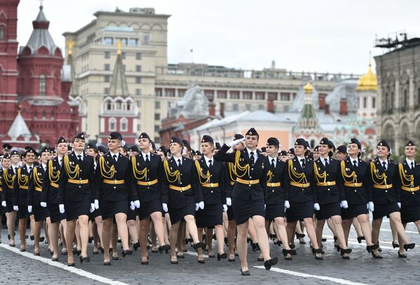 Así lucen los recién graduados de la Universidad del Ministerio del Interior en la Plaza Roja Así lucen los recién graduados de la Universidad del Ministerio del Interior en la Plaza Roja - Sputnik Mundo