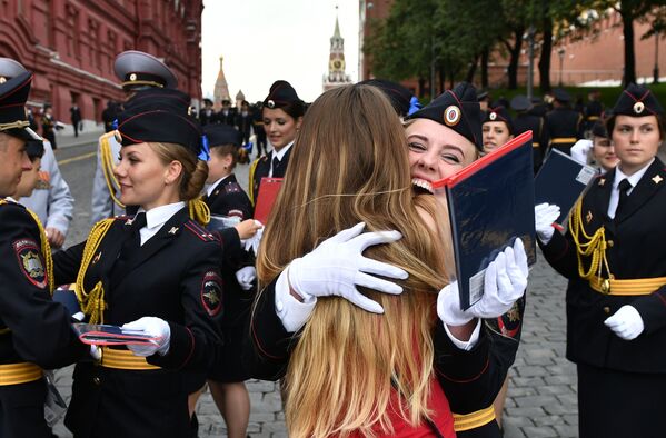 Así lucen los recién graduados de la Universidad del Ministerio del Interior en la Plaza Roja Así lucen los recién graduados de la Universidad del Ministerio del Interior en la Plaza Roja - Sputnik Mundo