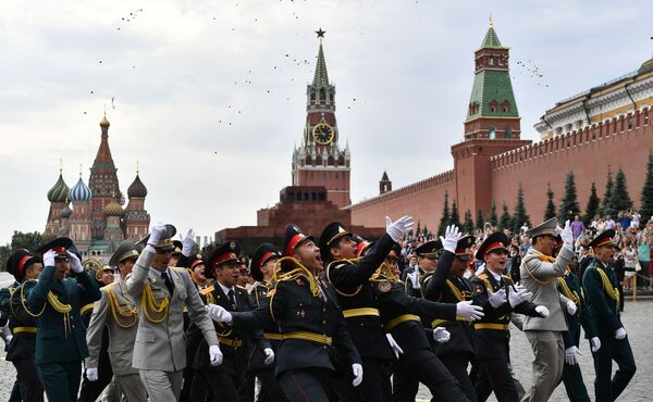 Así lucen los recién graduados de la Universidad del Ministerio del Interior en la Plaza Roja Así lucen los recién graduados de la Universidad del Ministerio del Interior en la Plaza Roja - Sputnik Mundo