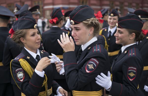 Así lucen los recién graduados de la Universidad del Ministerio del Interior en la Plaza Roja Así lucen los recién graduados de la Universidad del Ministerio del Interior en la Plaza Roja - Sputnik Mundo