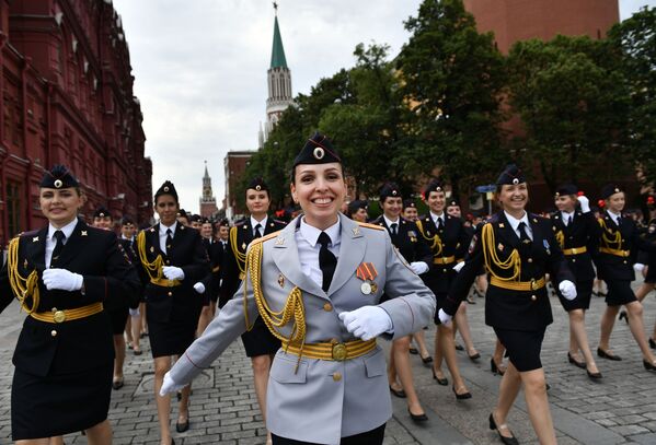 Así lucen los recién graduados de la Universidad del Ministerio del Interior en la Plaza Roja Así lucen los recién graduados de la Universidad del Ministerio del Interior en la Plaza Roja - Sputnik Mundo