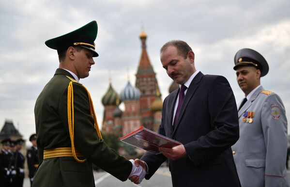 Así lucen los recién graduados de la Universidad del Ministerio del Interior en la Plaza Roja Así lucen los recién graduados de la Universidad del Ministerio del Interior en la Plaza Roja - Sputnik Mundo