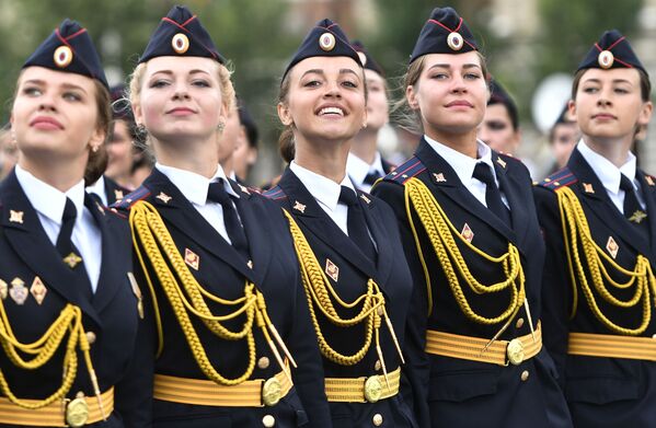 Así lucen los recién graduados de la Universidad del Ministerio del Interior en la Plaza Roja Así lucen los recién graduados de la Universidad del Ministerio del Interior en la Plaza Roja - Sputnik Mundo
