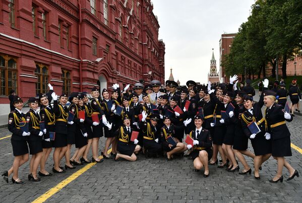 Así lucen los recién graduados de la Universidad del Ministerio del Interior en la Plaza Roja Así lucen los recién graduados de la Universidad del Ministerio del Interior en la Plaza Roja - Sputnik Mundo