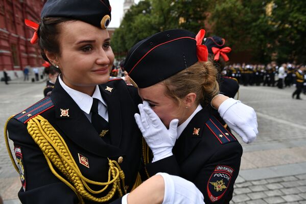 Así lucen los recién graduados de la Universidad del Ministerio del Interior en la Plaza Roja Así lucen los recién graduados de la Universidad del Ministerio del Interior en la Plaza Roja - Sputnik Mundo