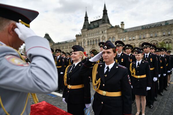 Así lucen los recién graduados de la Universidad del Ministerio del Interior en la Plaza Roja Así lucen los recién graduados de la Universidad del Ministerio del Interior en la Plaza Roja - Sputnik Mundo