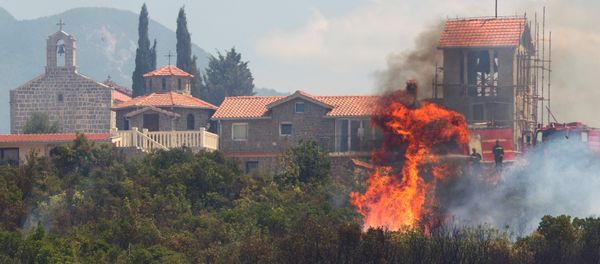 Un incendio en Tivat, Montenegro - Sputnik Mundo