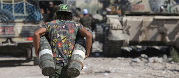 Un soldado libio con la munición en Bengasi, Libia (archivo) - Sputnik Mundo