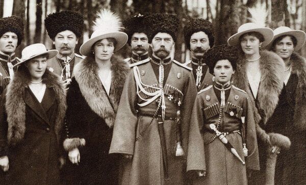 Los Románov visitando un regimiento durante la I Guerra Mundial. De izquierda a derecha, la Gran Duquesa Anastasia, la Gran Duquesa Olga, el zar Nicolás II, el zarévich Alexéi, la Gran Duquesa Tatiana y la Gran Duqesa María, acompañados de cosacos al fondo. - Sputnik Mundo