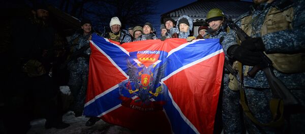 Los combatientes con la bandera de la República Popular de Lugansk (archivo) - Sputnik Mundo