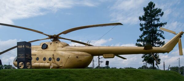 Mi-8, pintado de dorado Mi-8, pintado de dorado - Sputnik Mundo