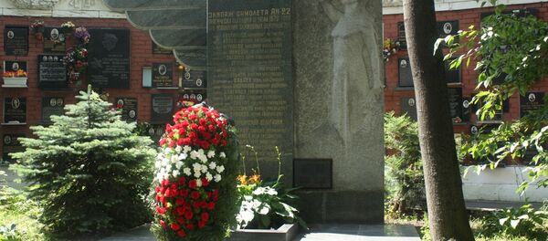 Ofrendas florales en el cementerio Novodevichie de Moscú a los pilotos y médicos soviéticos que perdieron la vida en un accidente aéreo en 1970 - Sputnik Mundo