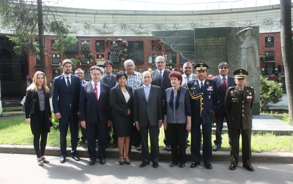 El embajador de Perú en Rusia, Luis Benjamín Chimoy Arteaga junto al cuerpo diplomático en el cementerio Novodevichie de Moscú - Sputnik Mundo