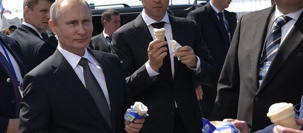 Vladímir Putin, presidente de Rusia, se toma un helado, durante su visita al Salón Aeroespacial Internacional MAKS 2017 Vladímir Putin, presidente de Rusia, se toma un helado, durante su visita al Salón Aeroespacial Internacional MAKS 2017 - Sputnik Mundo