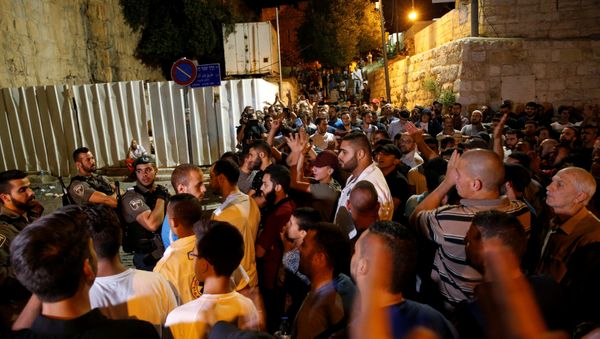 Los choques entre palestinos y fuerzas de seguridad israelíes Los choques entre palestinos y fuerzas de seguridad israelíes - Sputnik Mundo