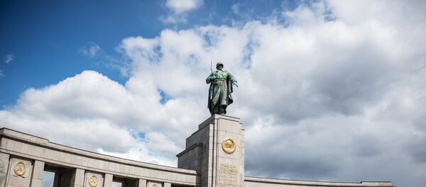 Un monumento a los soldados soviéticos (imagen referencial) Un monumento a los soldados soviéticos (imagen referencial) - Sputnik Mundo