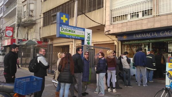 Cola en farmacia de Pocitos, Montevideo - Sputnik Mundo