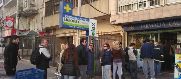 Cola en farmacia de Pocitos, Montevideo - Sputnik Mundo
