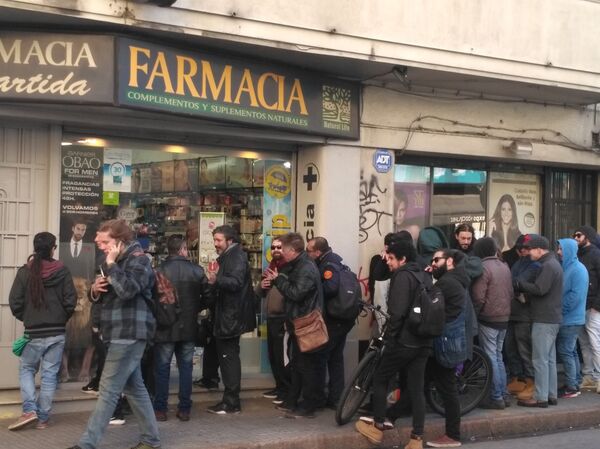 Cola en farmacia del centro, Montevideo - Sputnik Mundo