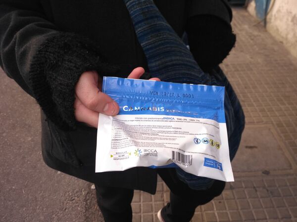 Envase de cannabis legal - Sputnik Mundo