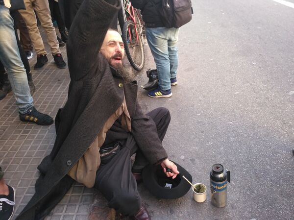 Hoyito se sienta en el borde de la vereda - Sputnik Mundo