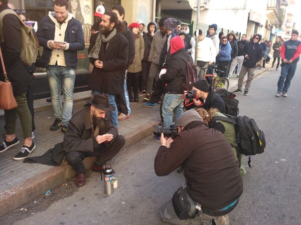 Hoyito se sienta en el borde de la vereda - Sputnik Mundo