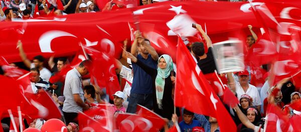 Los turcos con las banderas del país - Sputnik Mundo